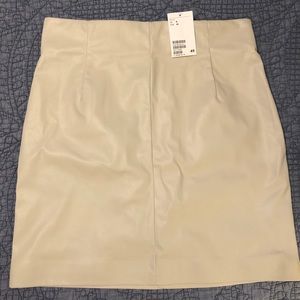 NWT never worn H&M off white faux leather skirt